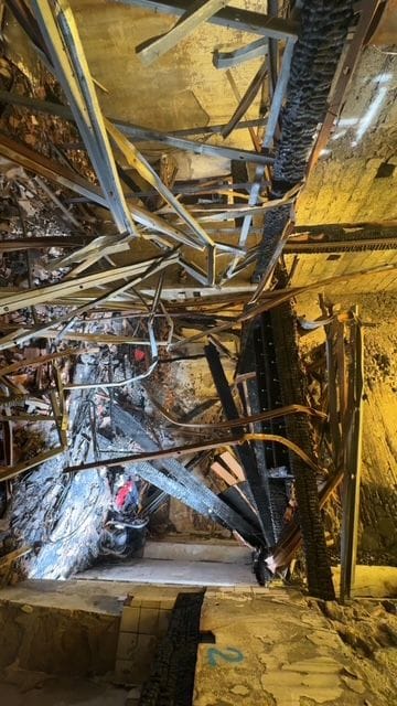 Intérieur d’un bâtiment sinistré en cours de curage à Puy-Guillaume, structures et débris