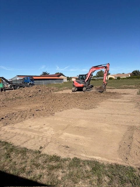 Terrain décapé et nivelé à Maringues, pelle et camion en arrière-plan